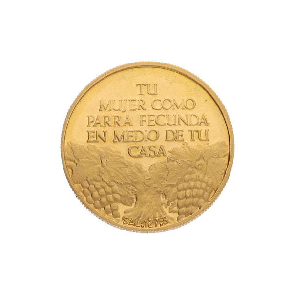 Medalla hechura especial motivo Salmo 127.3 en oro amarillo 22 kilates.