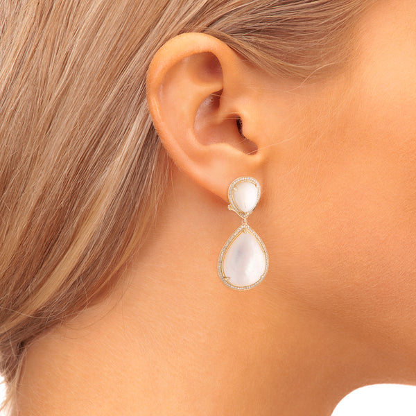 Aretes hechura especial con colgantes, madre perla y diamantes en oro amarillo 14 kilates.