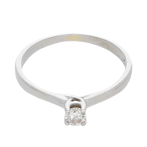 Anillo solitario con diamante en oro blanco 14 kilates.