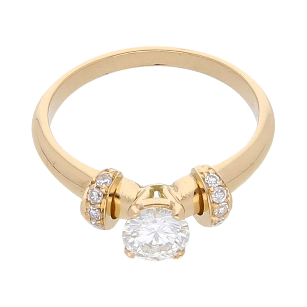 Anillo diseño especial con diamantes en oro amarillo 18 kilates.