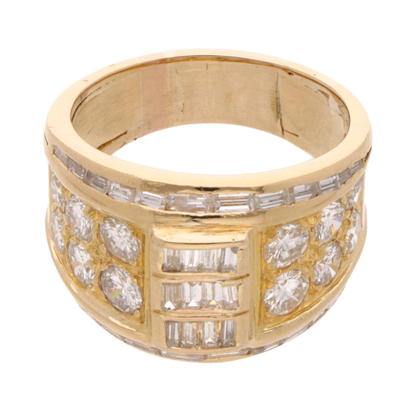 Anillo estilizado con diamantes en oro amarillo 18 kilates.