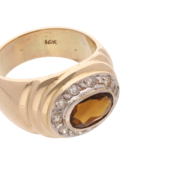 Anillo diseño especial con diamantes y sintético en oro dos tonos 14 kilates.