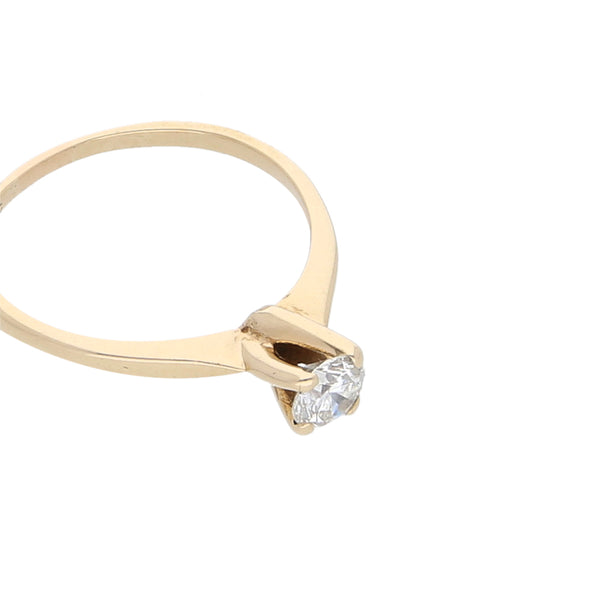 Anillo solitario con diamante en oro amarillo 14 kilates.