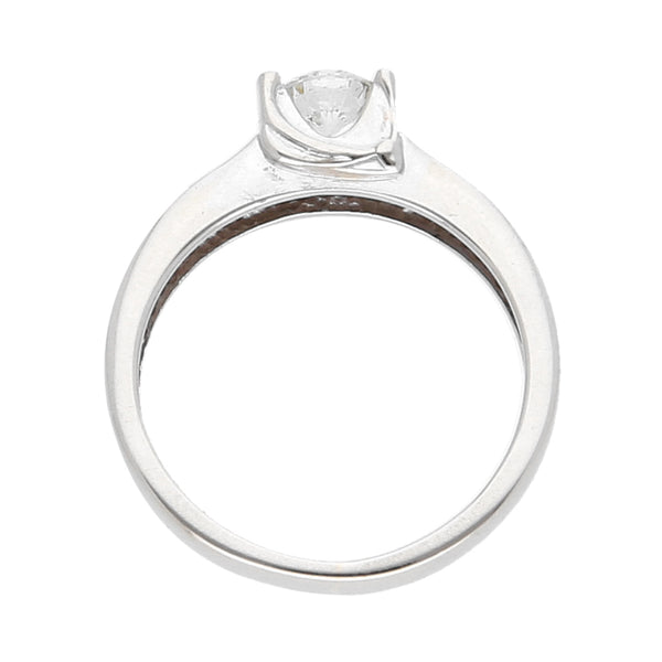 Anillo solitario con diamante en oro blanco 14 kilates.