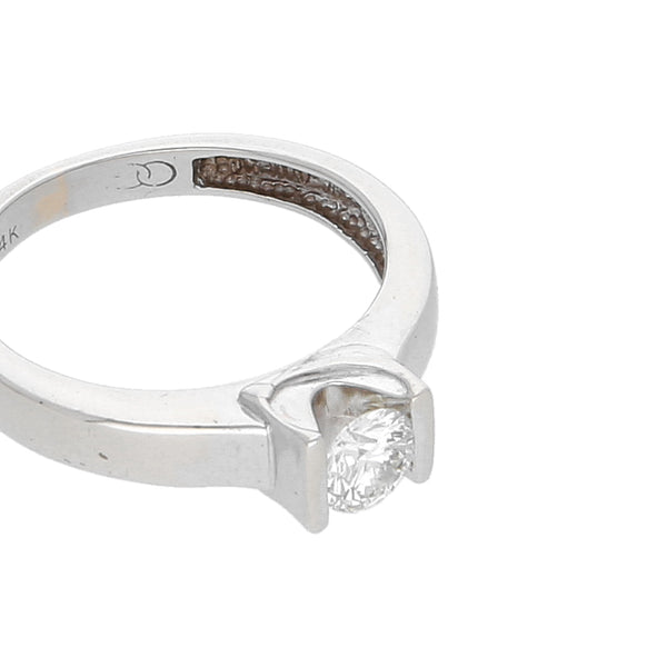 Anillo solitario con diamante en oro blanco 14 kilates.