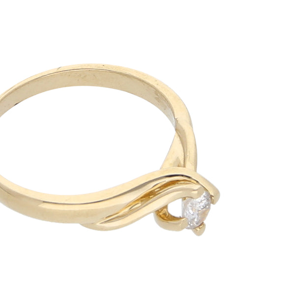 Anillo solitario con diamante en oro amarillo 14 kilates.