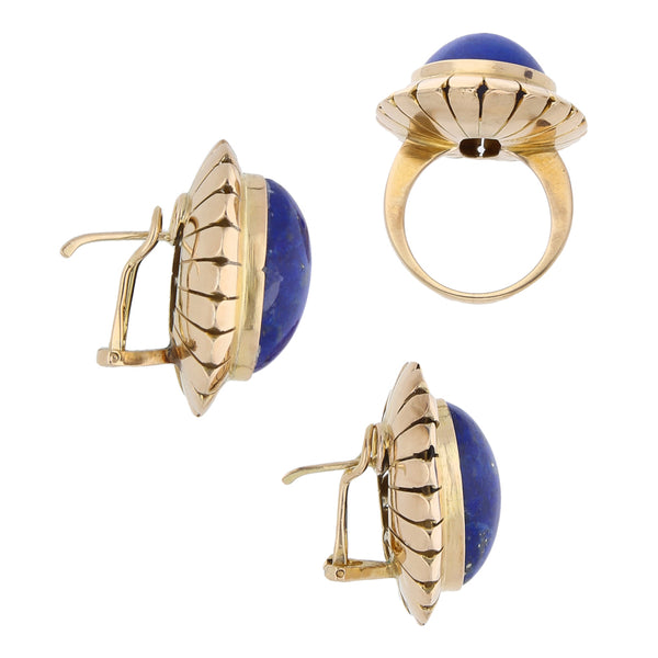 Juego de anillo y aretes estilizados con lapislazuli en oro amarillo 14 kilates.