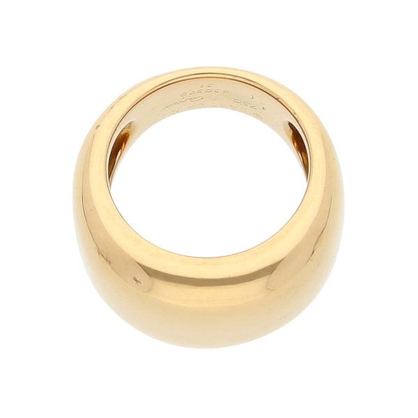 Anillo estilizado firma Cartier en oro amarillo 18 kilates.