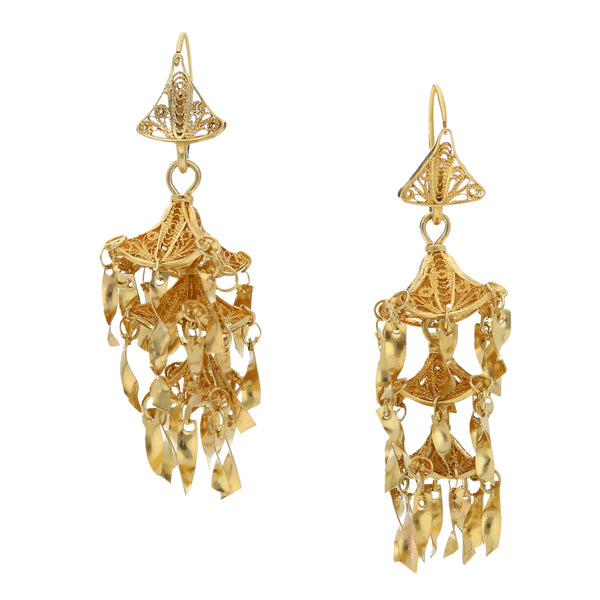 Aretes calados con colgantes de filigrana en oro amarillo 10 kilates.