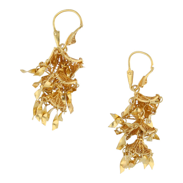 Aretes calados con colgantes de filigrana en oro amarillo 10 kilates.