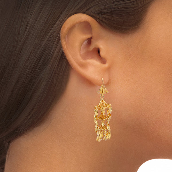 Aretes calados con colgantes de filigrana en oro amarillo 10 kilates.