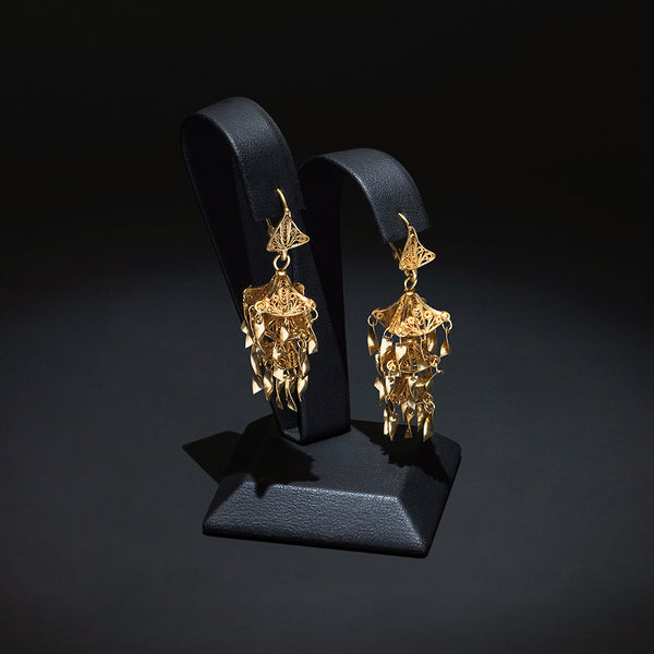 Aretes calados con colgantes de filigrana en oro amarillo 10 kilates.