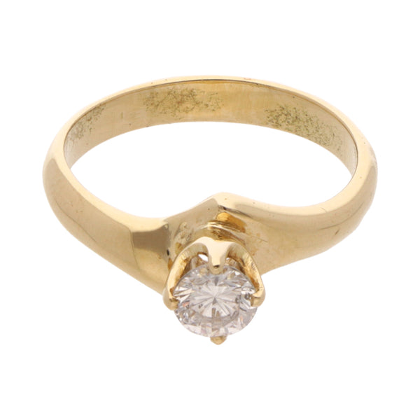 Anillo solitario con diamante en oro amarillo 18 kilates.