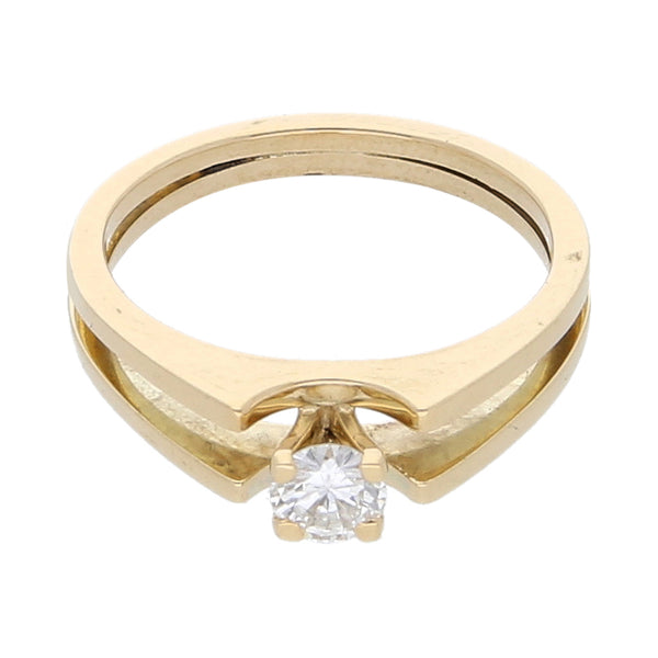 Anillo solitario con diamante en oro amarillo 14 kilates.