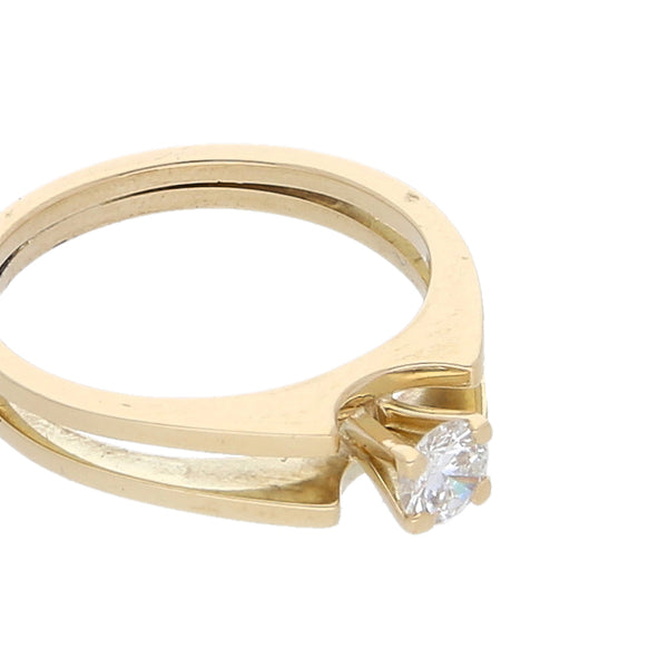 Anillo solitario con diamante en oro amarillo 14 kilates.