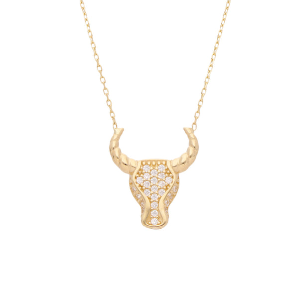 Collar eslabón cruzado y dije motivo toro con sintéticos en oro amarillo 14 kilates.