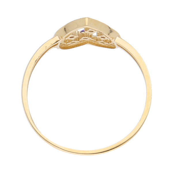 Anillo diseño especial motivo corazón con sintéticos en oro amarillo 14 kilates.