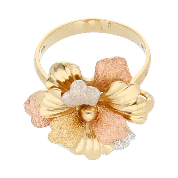 Anillo diseño especial motivo flor en oro tres tonos 18 kilates.