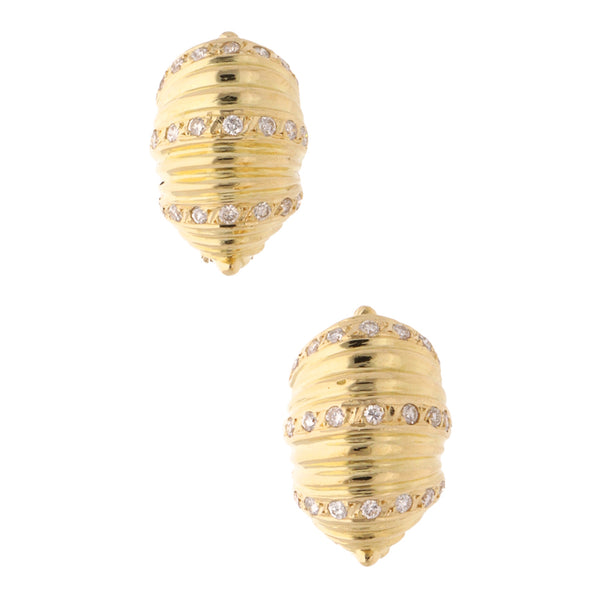 Aretes acanalados con diamantes en oro amarillo 18 kilates.