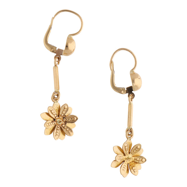 Aretes diseño especial motivo flor en oro amarillo 18 kilates.