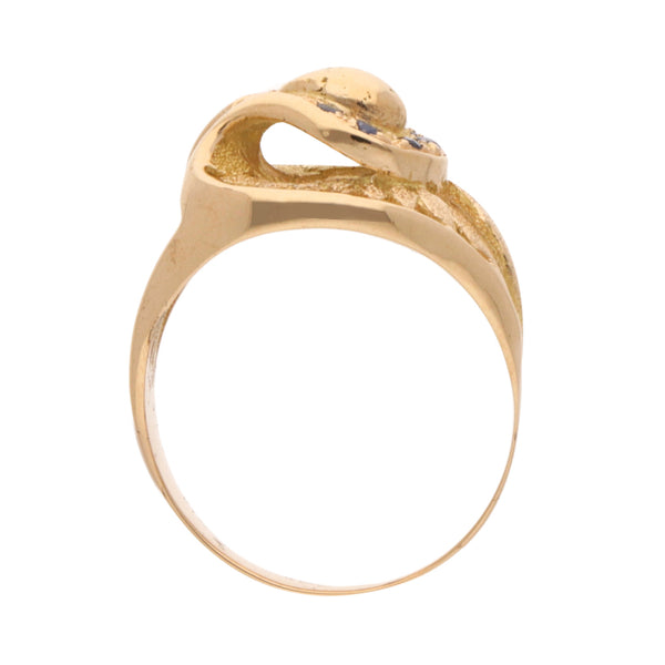 Anillo calado con zafiros en oro amarillo 18 kilates.