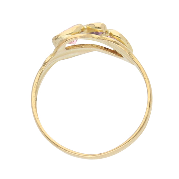 Anillo estilizado con sintéticos en oro amarillo 18 kilates.