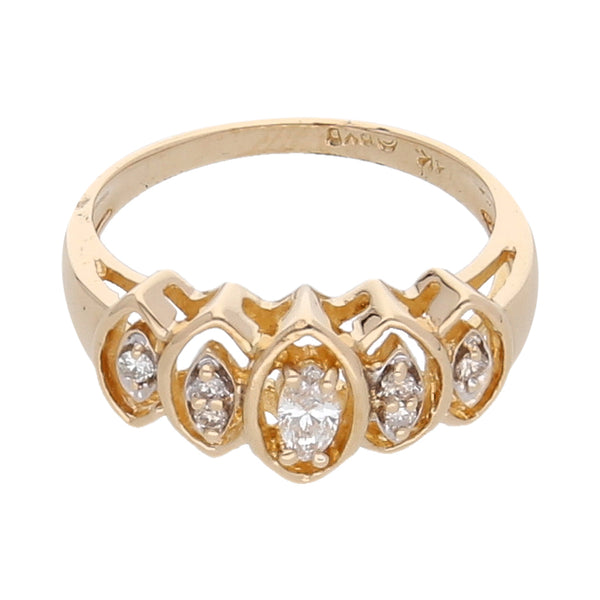 Anillo calado con diamantes en oro amarillo 14 kilates.