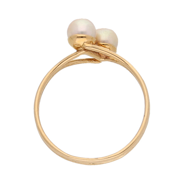 Anillo tubular con perlas en oro amarillo 18 kilates.