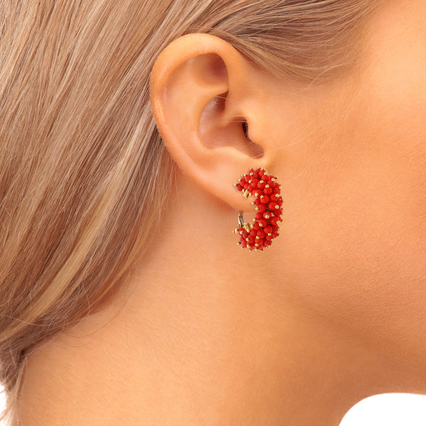 Aretes diseño especial con coral en oro amarillo 18 kilates.