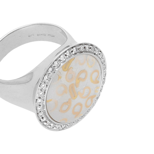 Anillo tipo sello con acrílico y diamantes firma Korloff en oro blanco 18 kilates.