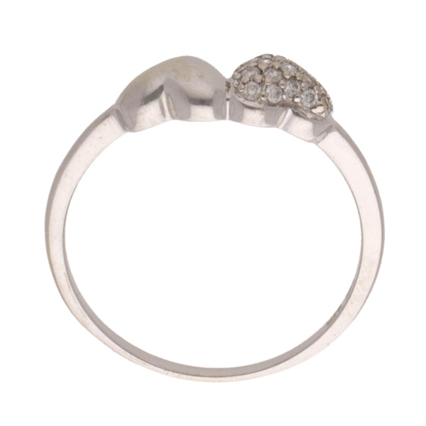 Anillo diseño especial motivo corazones con diamantes en oro blanco 14 kilates.