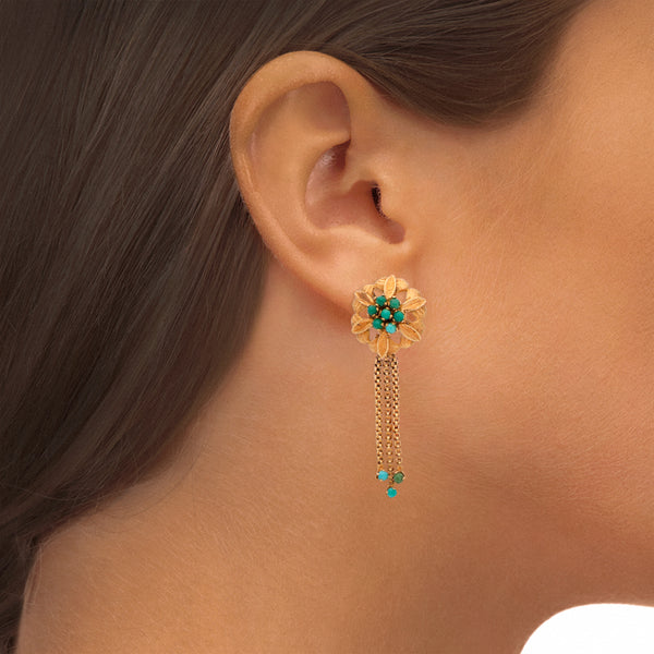 Aretes con colgantes y turquesas motivo floral en oro dos tonos 18 kilates.