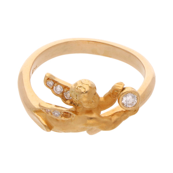 Anillo diseño especial motivo angel con diamantes firma carrera y carrera en oro amarillo 18 kilates.