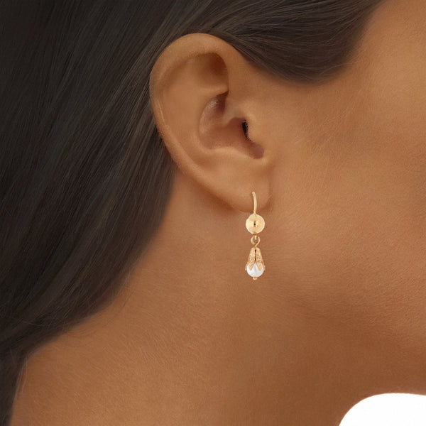 Aretes diseño especial con colgantes y perlas en oro amarillo 18 kilates.