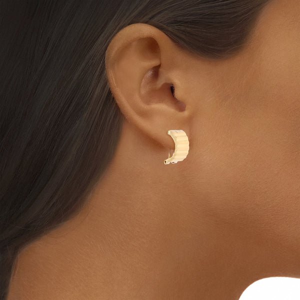 Dije diseño especial, aretes acanalados en oro amarillo 18 kilates.