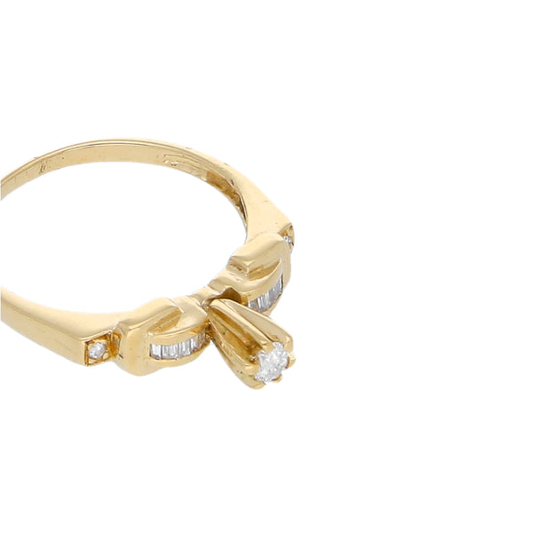 Anillo estilizado con diamantes en oro amarillo 18 kilates.