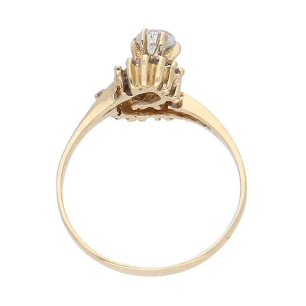 Anillo estilizado con circonias en oro amarillo 14 kilates.