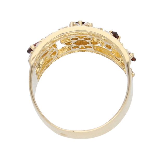 Anillo calado motivo floral con sintéticos en oro amarillo 14 kilates.