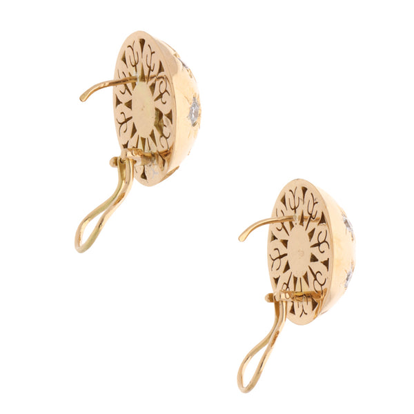 Aretes calados huecos con sintéticos en oro amarillo 18 kilates.