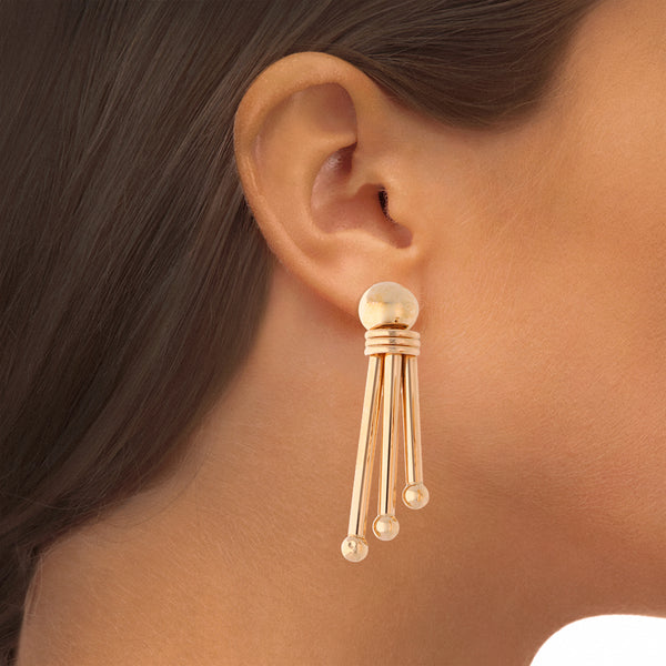 Aretes diseño especial con colgantes motivo tubos en oro amarillo 14 kilates.