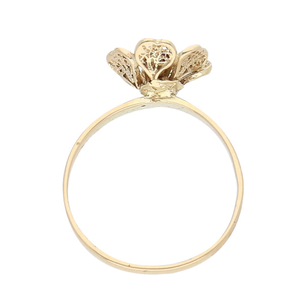 Anillo diseño especial motivo flor con sintético en oro amarillo 14 kilates.