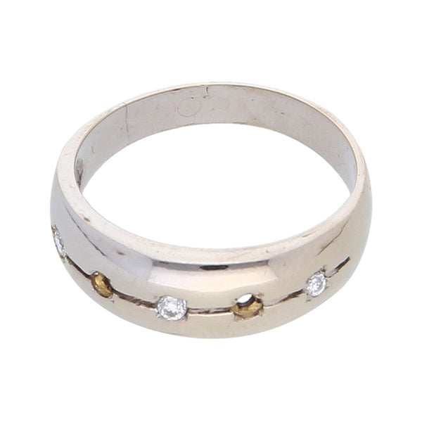 Anillo estilizado con circonias en oro blanco 14 kilates.