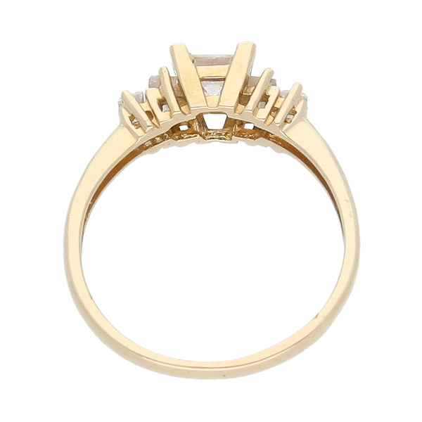 Anillo estilizado con circonias en oro amarillo 14 kilates.