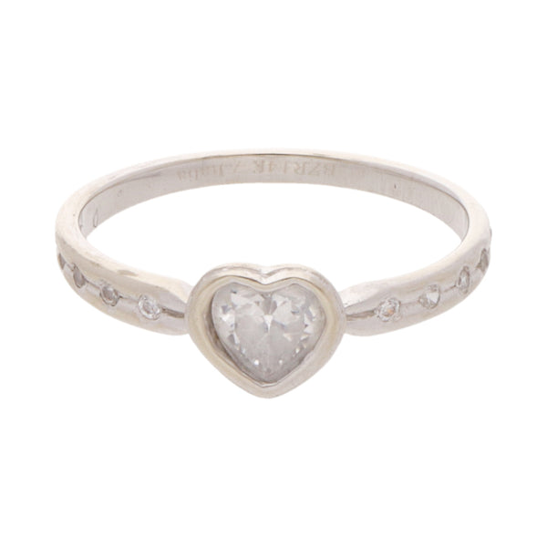 Anillo diseño italiano motivo corazón con sintéticos en oro blanco 14 kilates.