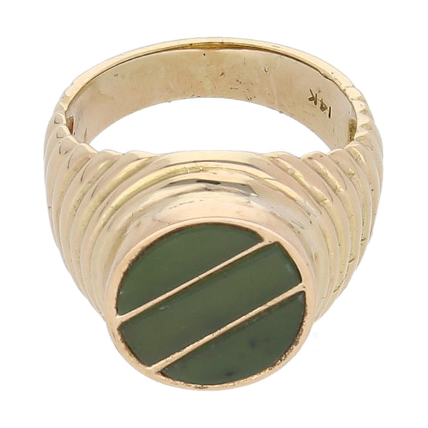 Anillo tipo sello con jadeíta en oro amarillo 14 kilates.