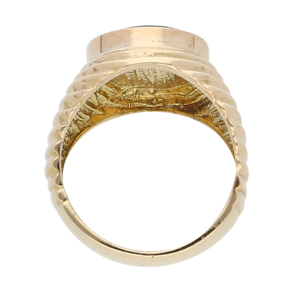 Anillo tipo sello con jadeíta en oro amarillo 14 kilates.