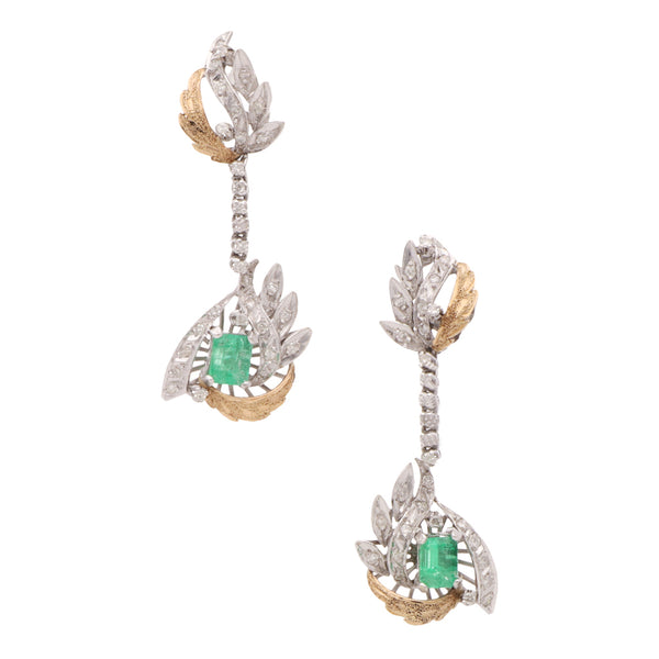 Aretes estilizados motivo floral con esmeraldas y diamantes en oro dos tonos 18 kilates.