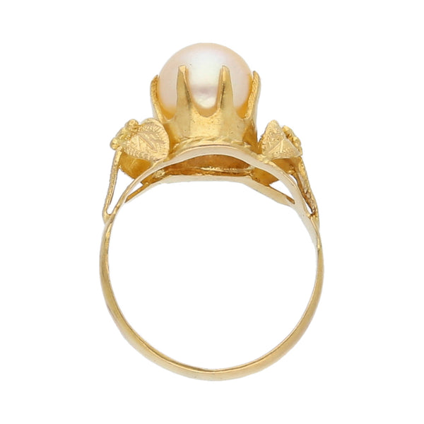 Anillo diseño especial motivo floral con perla en oro amarillo 18 kilates.