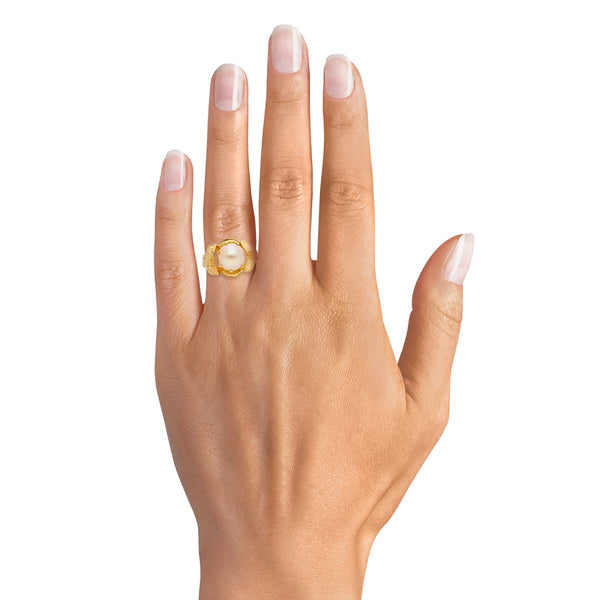 Anillo diseño especial motivo floral con perla en oro amarillo 18 kilates.