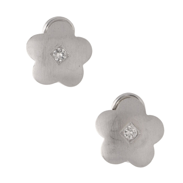 Aretes diseño especial motivo flor con diamantes en oro blanco 14 kilates.